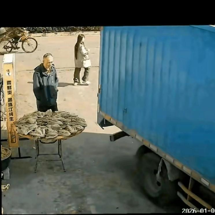 真的是坏到骨子里大爷故意掀翻货物！不是失手是算计，总感觉他是打心里坏。