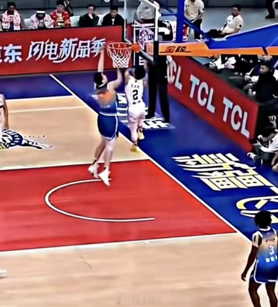 两大中锋的对话！全运会男篮比赛还有1天开赛，今天李炎哲和徐杰合拍视频，调侃上赛季