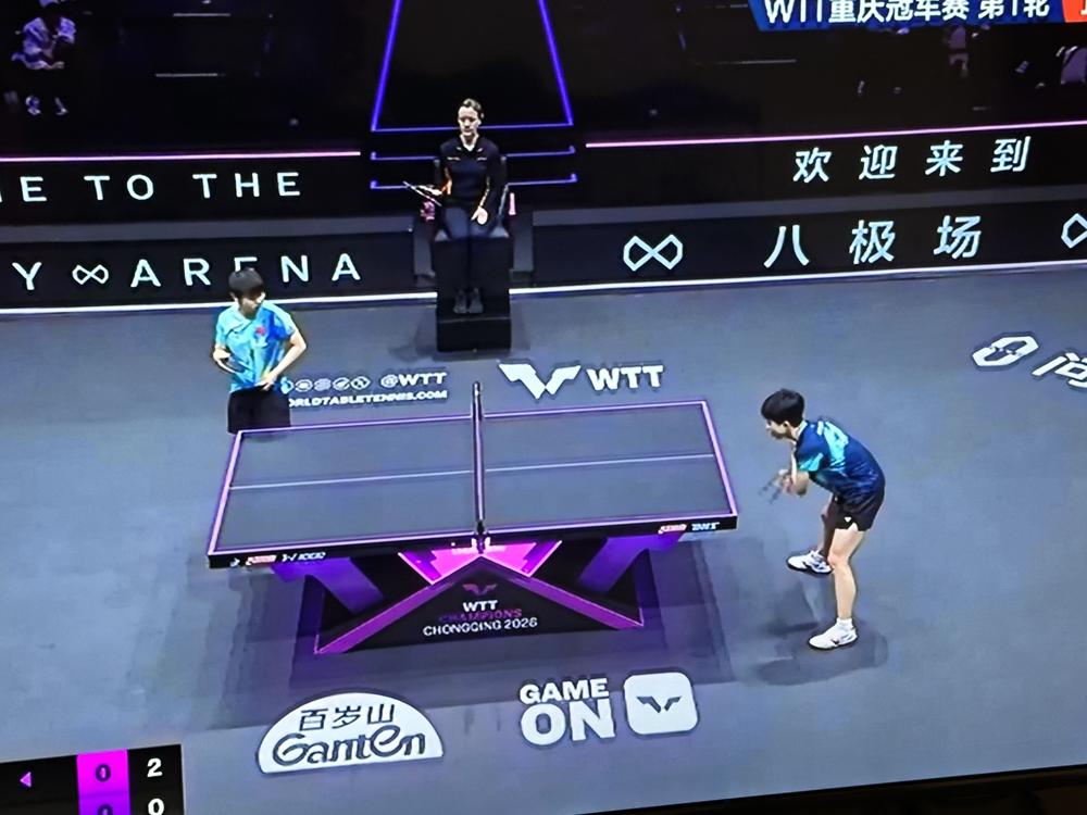 重庆馆震得玻璃嗡嗡抖！孙颖莎11平死咬局突然举手：这分是她的！你去现场绝对