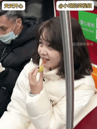 地铁惊现迷惑操作！美女趁男子不注意，频频从他手提袋里抠葡萄吃，被抓包后还不慌