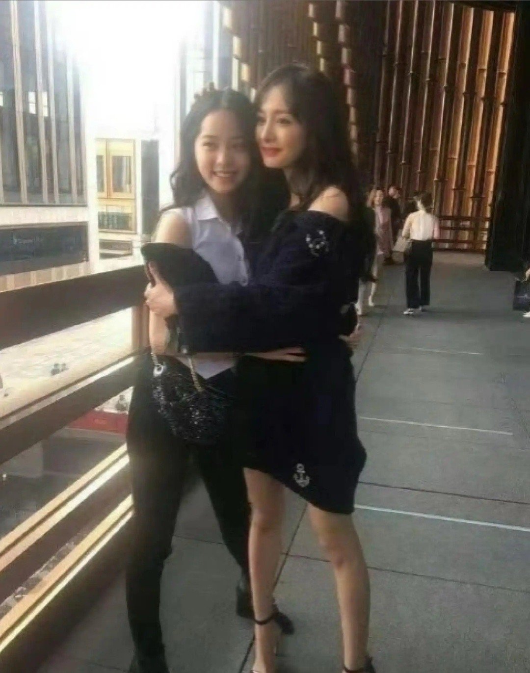 终于知道杨幂以前为什么叫杨不修了，拍出的生图根本不用p