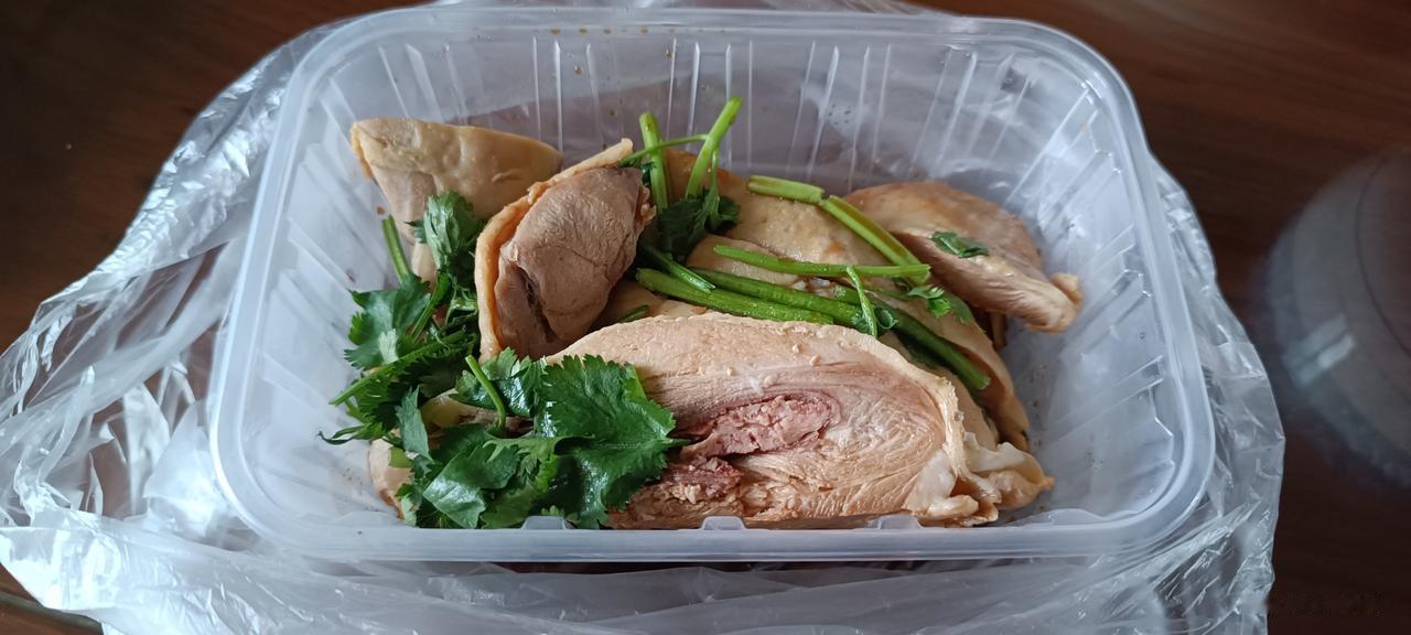 性价比能这样算吗？下班路上，想到我和老伴今天晚饭没有荤菜，就去菜场买了个口水鸡