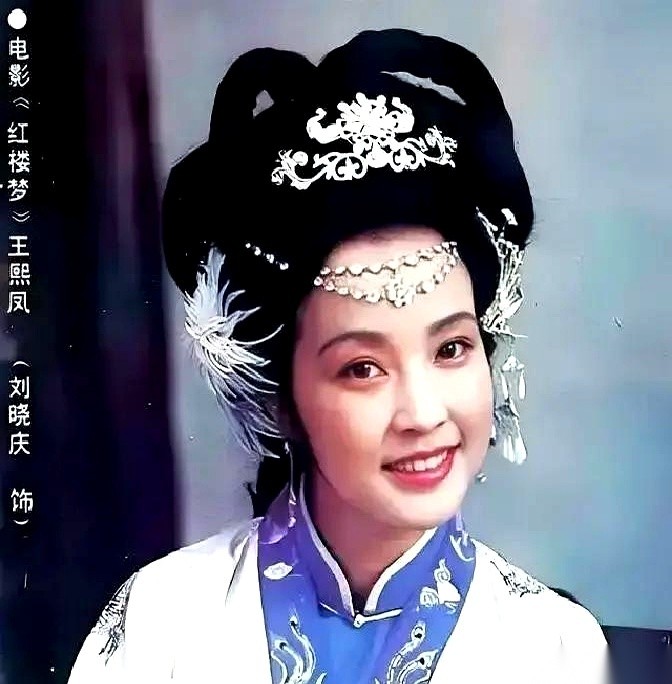 离婚36年后，陈国军在节目录制现场当众喊刘晓庆“最爱的女人”。他的现任妻子傅丽云当时就坐在台下，默默