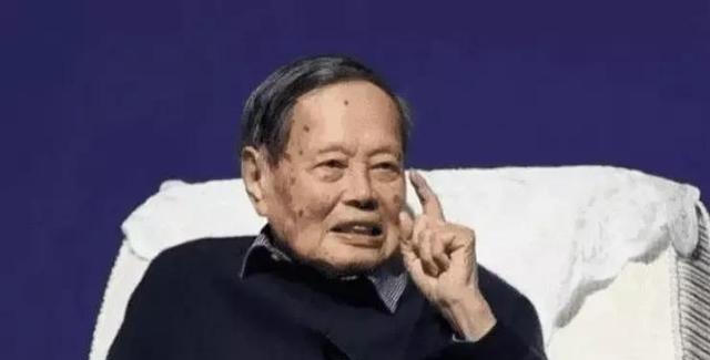 杨振宁曾顶着骂名，极力反对花2000亿建大型粒子对撞机，中科院院士王贻芳说：“一