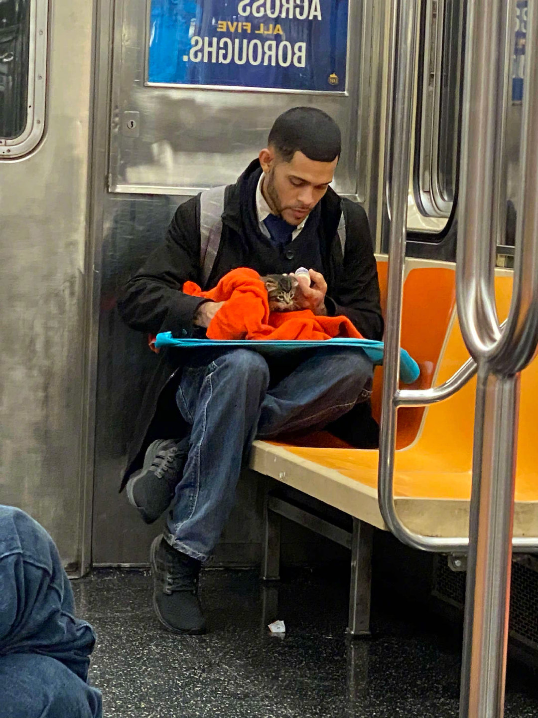 我们的世界充满爱！不久前纽约网友GillianRogers搭地铁外出时，看到一名