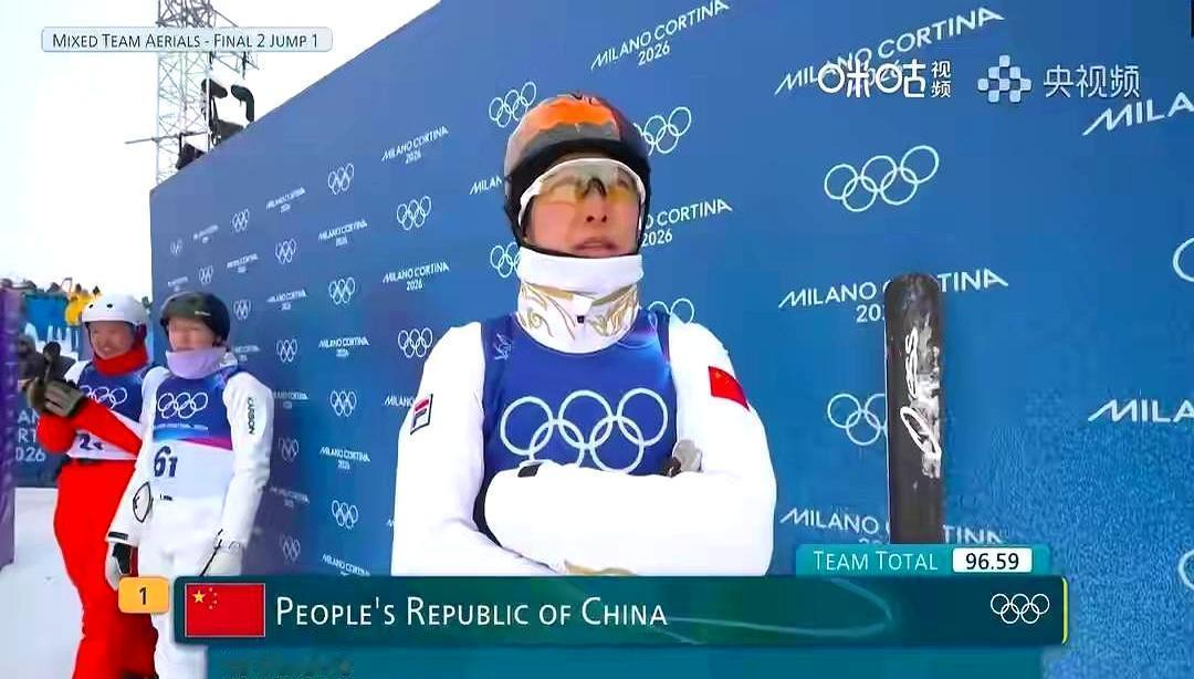 王心迪落地一屁股坐雪里，李天马雪板都摔飞了。冬奥会最稳的一块金牌，就这么眼睁睁没