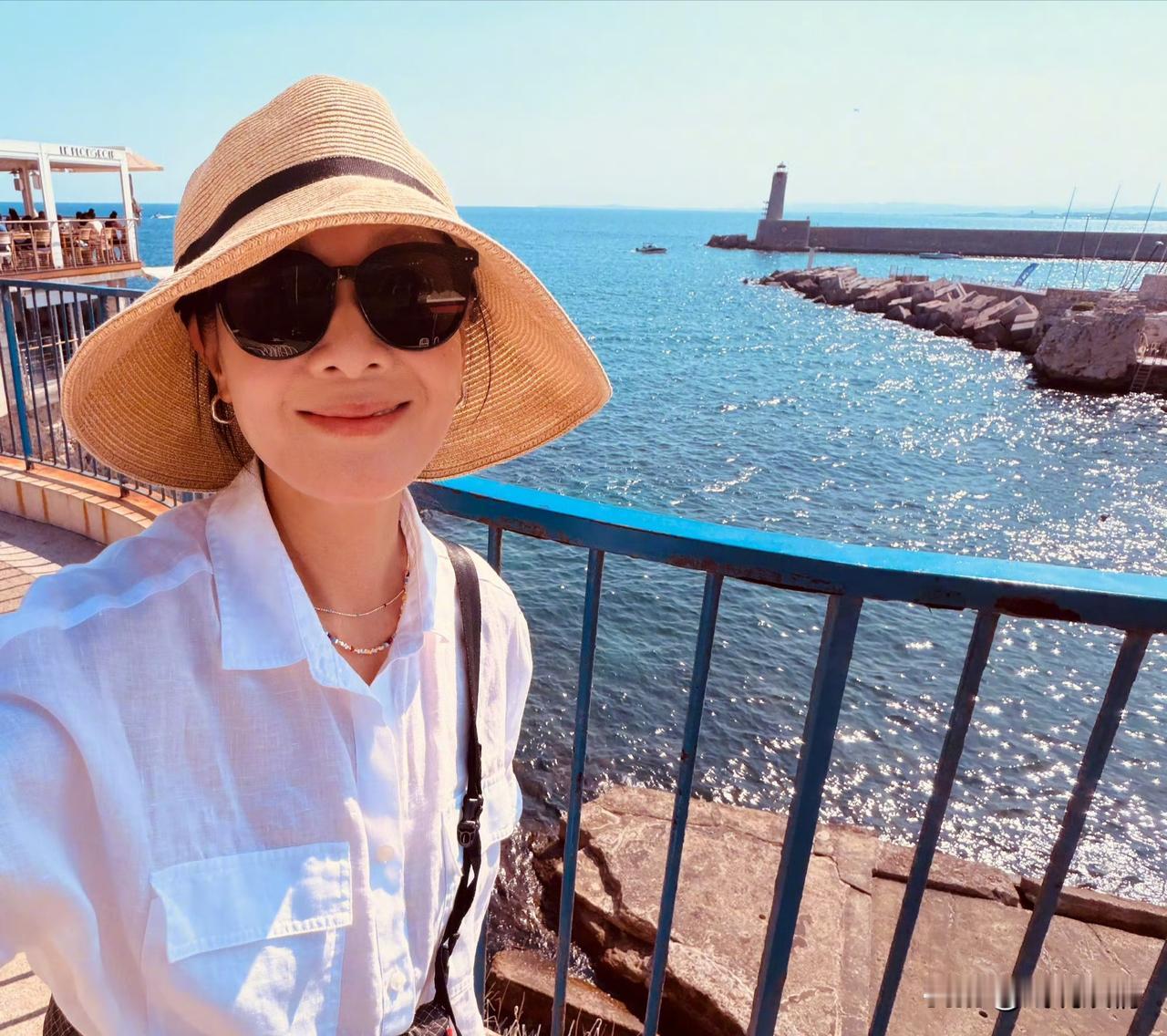 刘若英带儿子海边度假！7月27日，刘若英晒出一组度假照。徜徉在海边度假的刘若