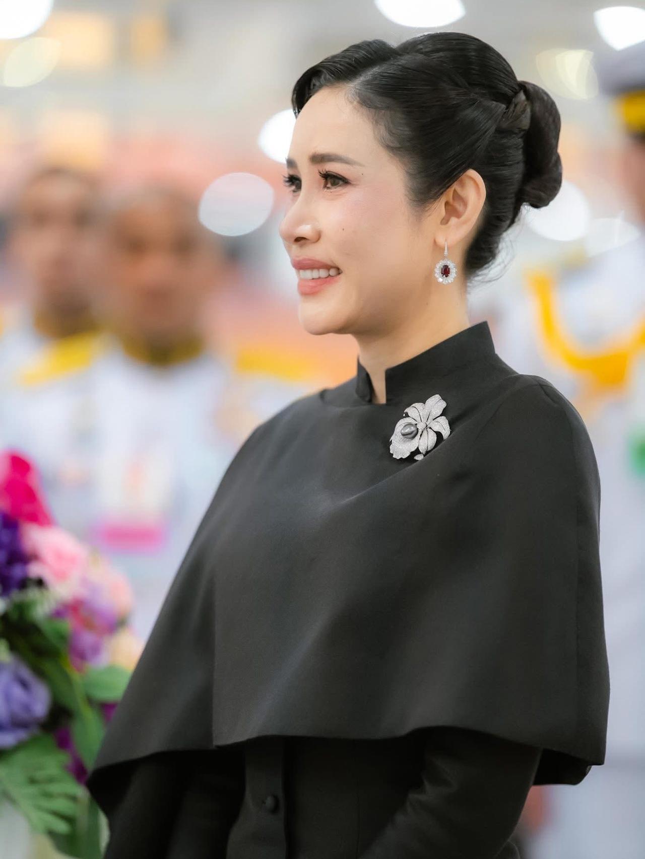 诗妮娜新造型好仙，黑色斗篷礼服妩媚动人诗妮娜这次造型太惊艳啦！一袭黑色斗篷泰式