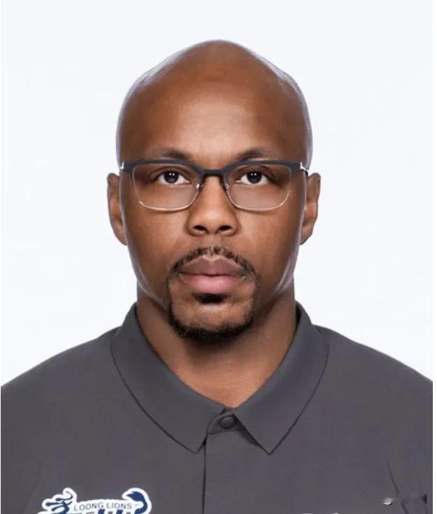 广东队葱广州队买了麦考尔，买了崔永熙，买了焦泊乔，到头来，广东队还打不过广州队。