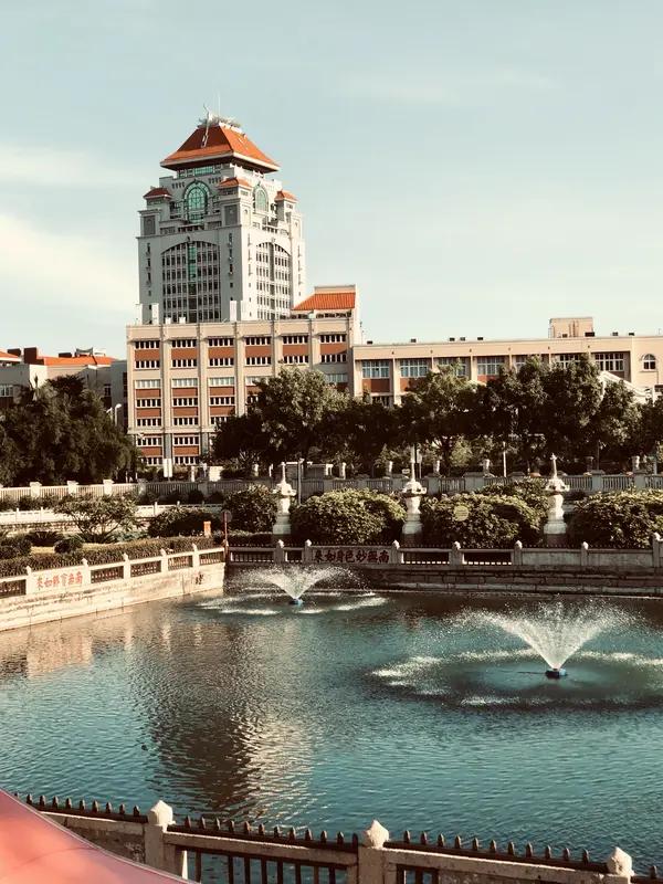 为什么高中要努力考个好大学?1、考上好大学，未来自己的朋友圈大多数都会是社会的