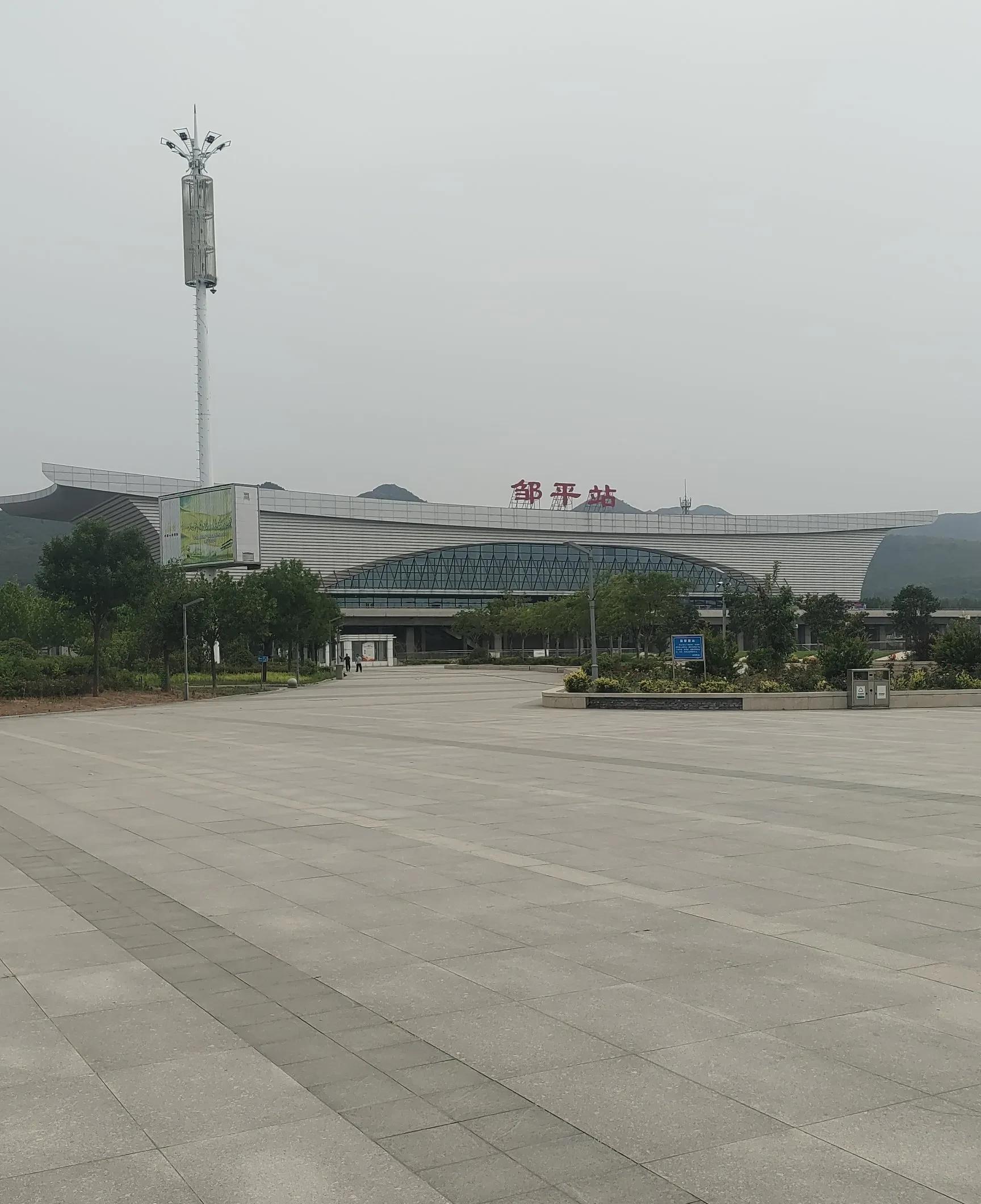 下图是济南局车务段量身打造的邹平站，档次略低，但位置极佳。这座位于济南局