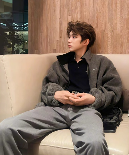 你们发现没，​王源最近的状态有点沉。​昨晚音乐节现场他唱到一半突然背过身去，