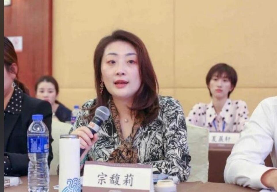 这事儿说起来挺有意思。宗馥莉不是从娃哈哈辞职了嘛，大家都猜她是要单干搞新品牌“娃