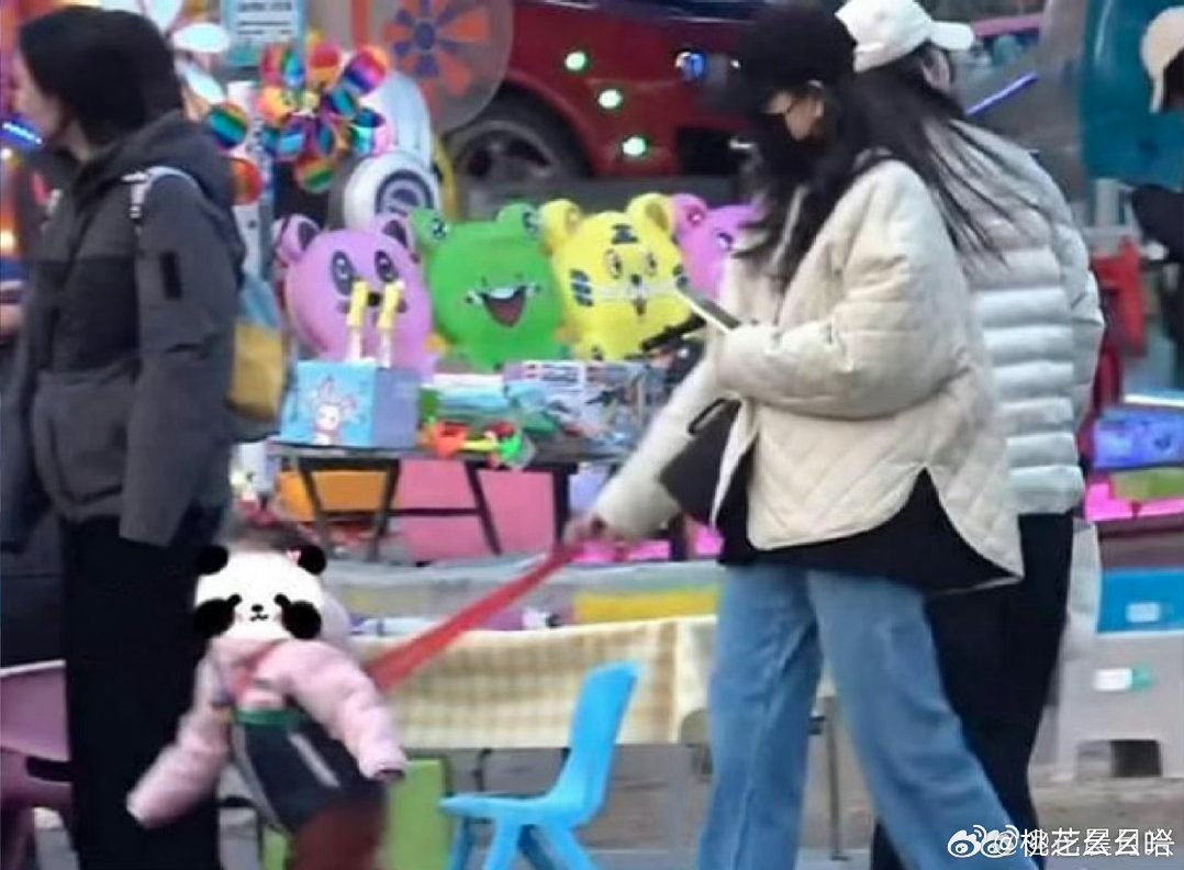 王鸥直播说自己单身前阵子还被拍何九华回她住处，去年带娃出门、隐婚生子传得满天飞，