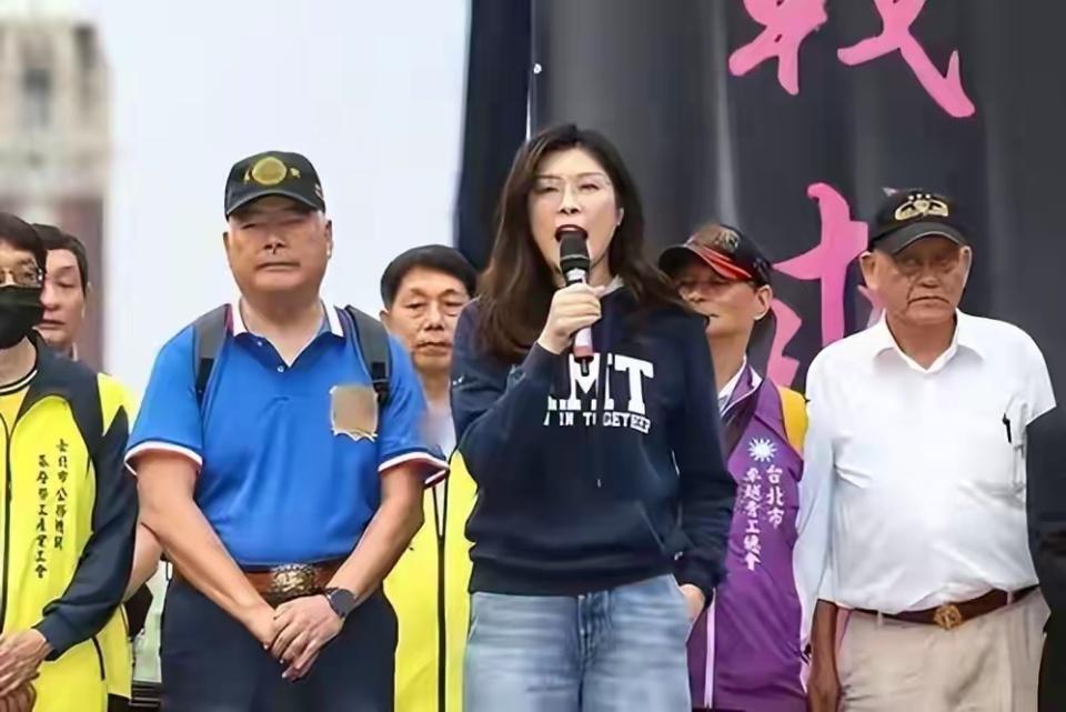 卢秀燕还在台中市长任上。这次提名却没她说话的份。江启臣占着优势。转头就改