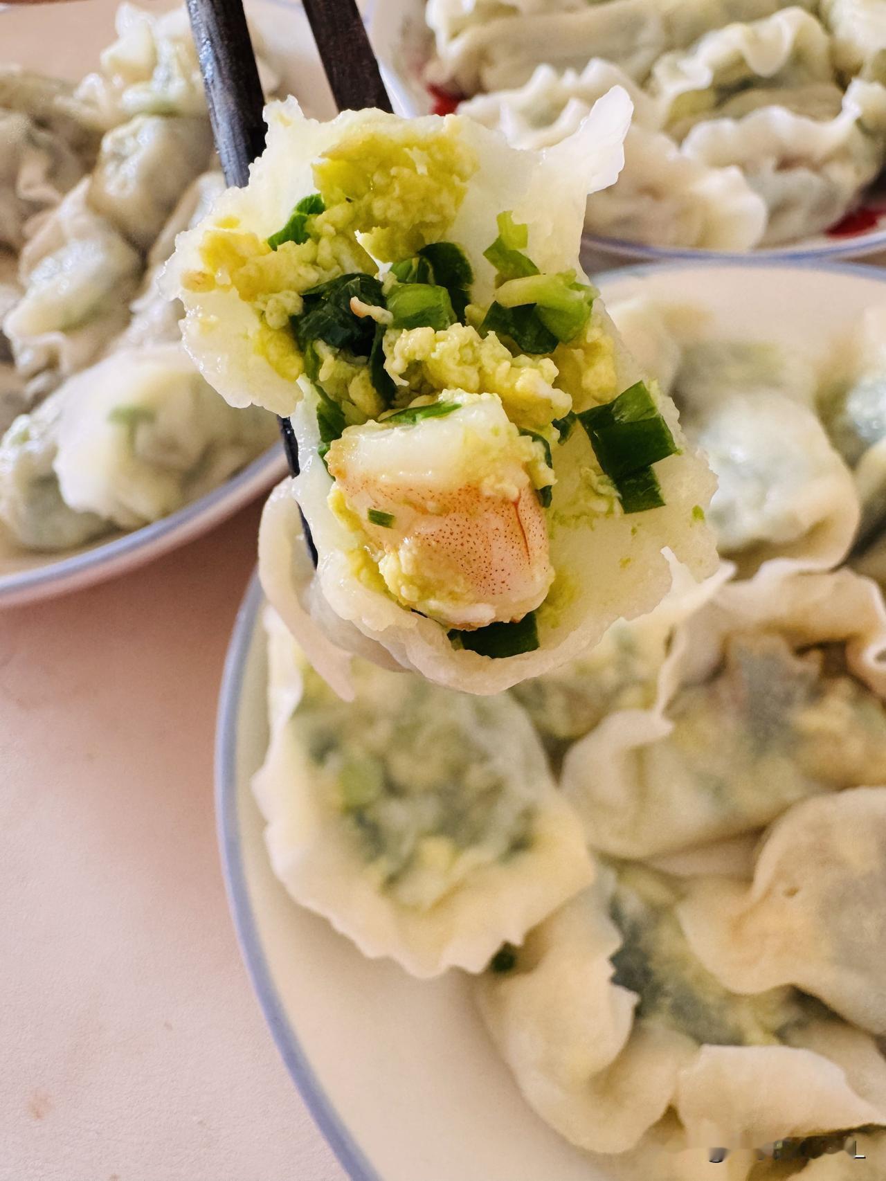 早上，包了三鲜饺子。女儿问我，妈妈，你不是说立夏吃饺子吗？昨天立夏你不包饺子，