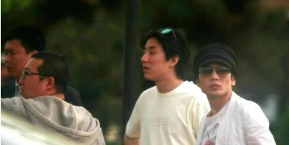 2009年，京城四少的王烁用388万的价格拍下一个紫檀木模型，并将送给周迅，第二