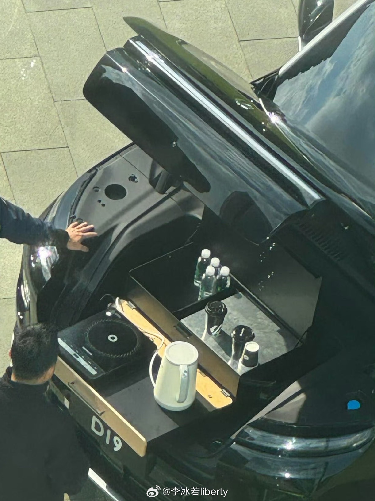 看完乐道和蔚来给到的同类型的前备箱解决方案基本上就是大沙发和精装修零跑D19要做