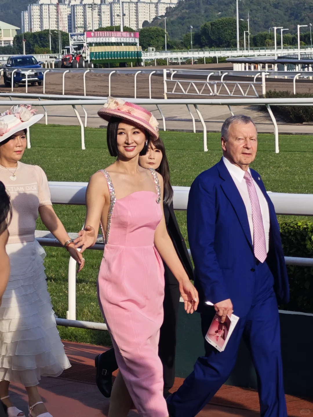 高海宁在沙田马场出席活动，好靓！许诗晴颜值很能打，比剧里还好看！​​​