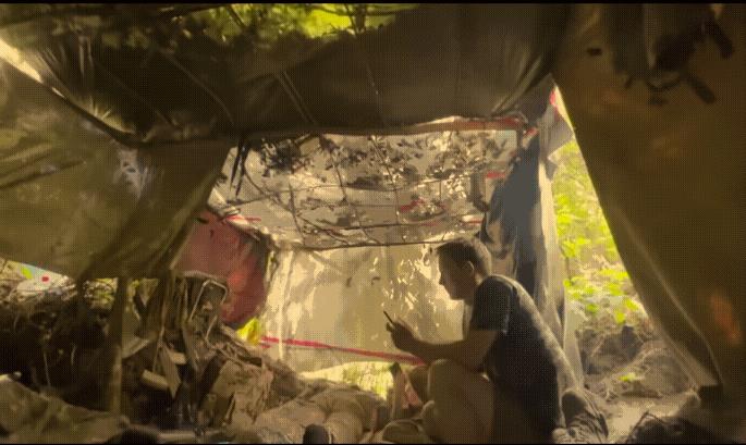 上一秒还有说有笑，下一秒就悲剧了！一群乌军非常悠闲，躺在简易帐篷内休息，一人还玩