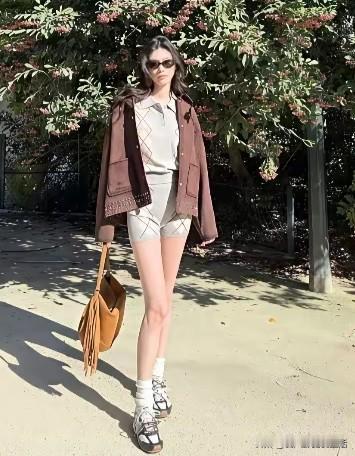 奚梦瑶真的是9头身的大美女。具备一切超模的特质头小，腿长，五官立体，精致。