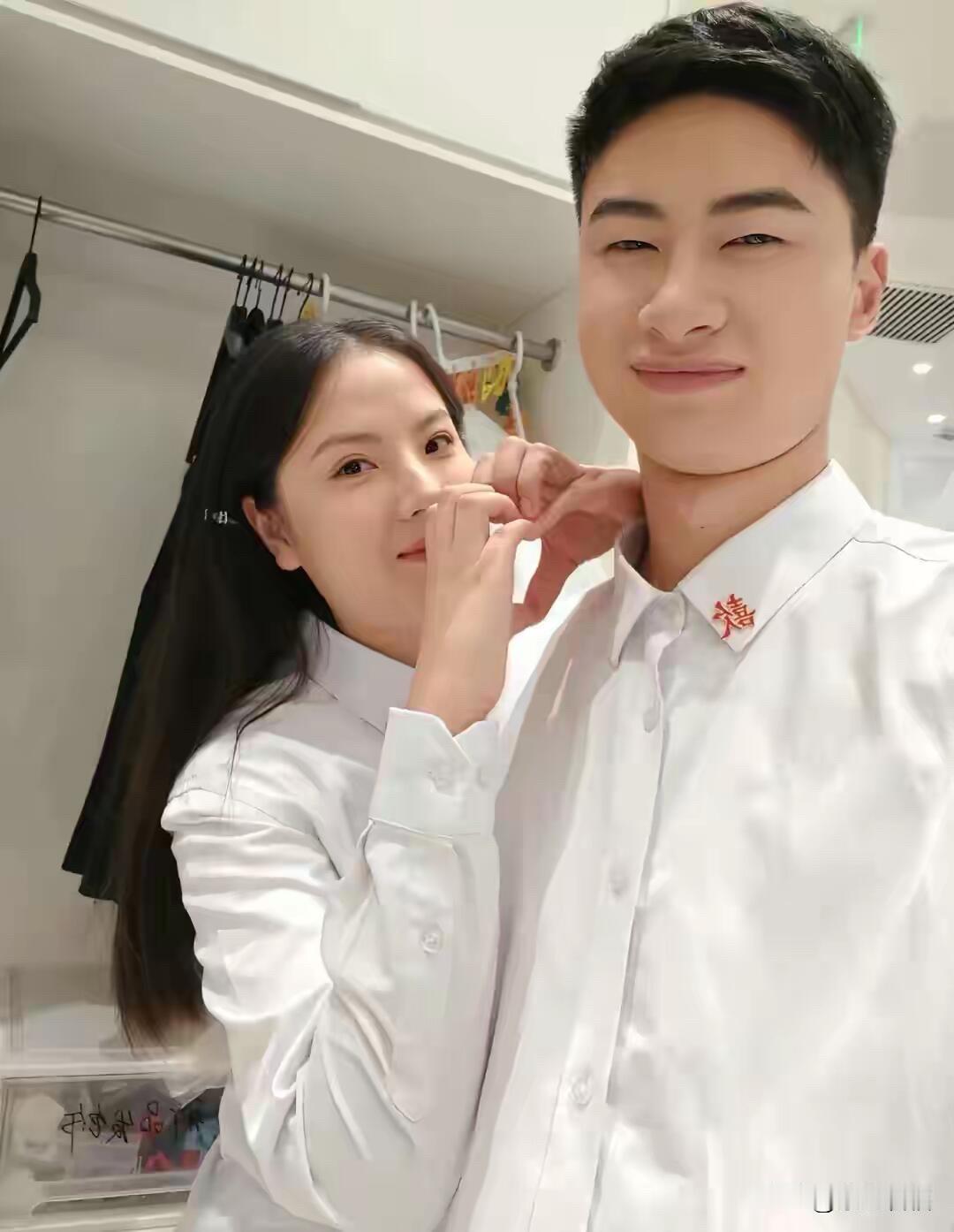 恭喜！又一对知名情侣领证了。国庆节次日，清华博士庞众开启甜蜜“撒糖