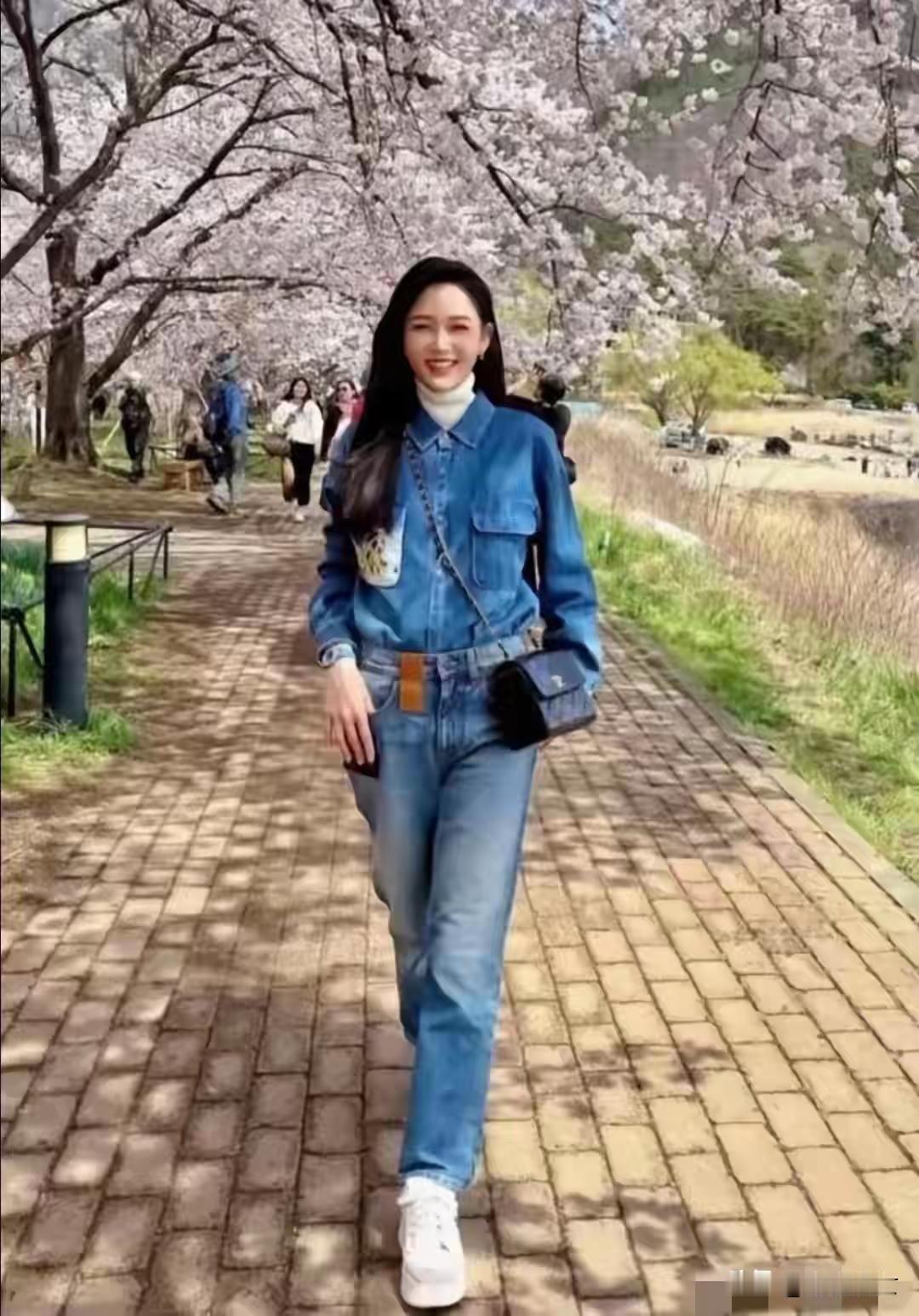 你敢信，她快五十岁了，看着好年轻像30，可惜没有一儿半女
