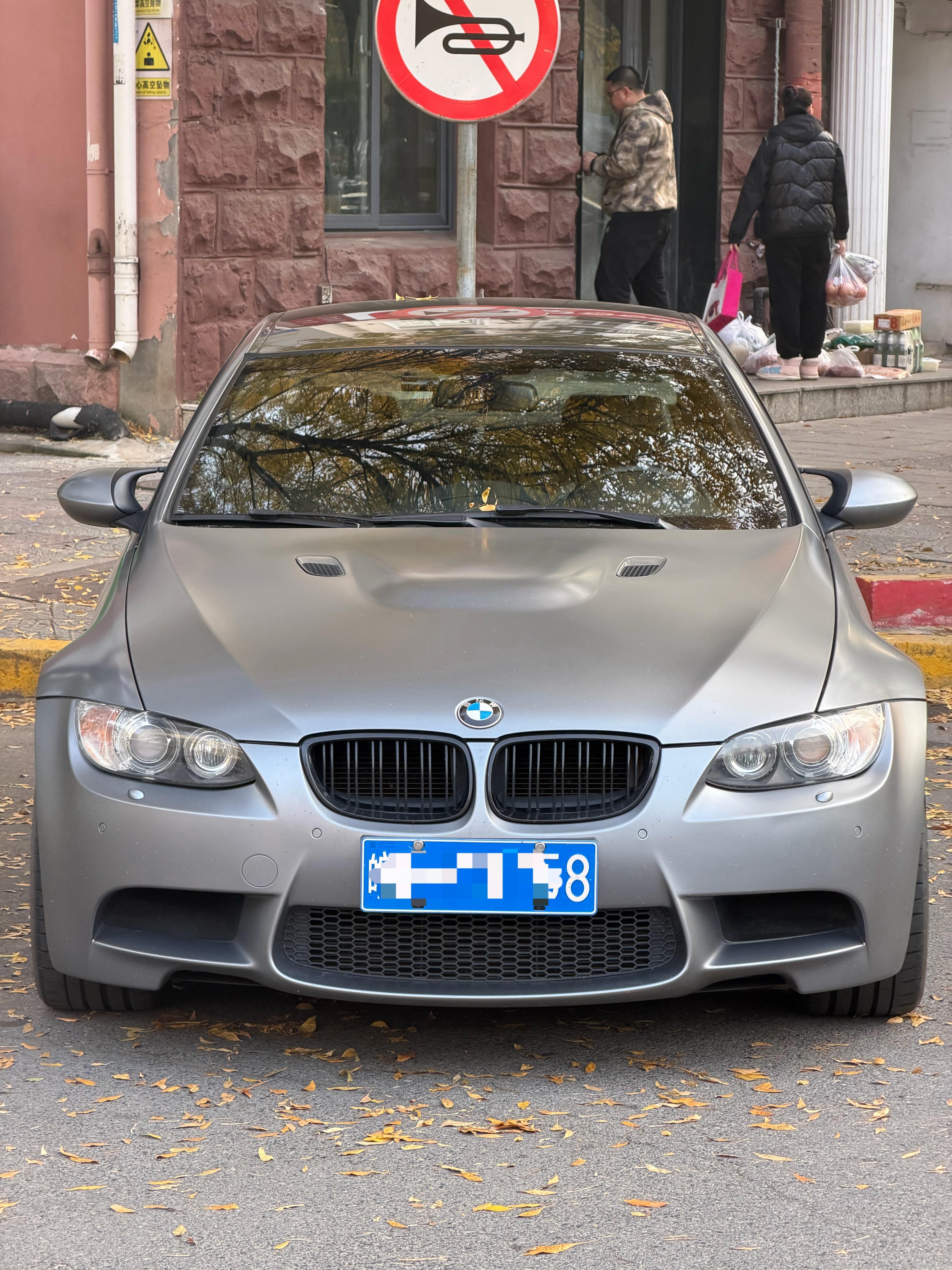 这个机盖像改的吗？？这明明是原厂，好嘛