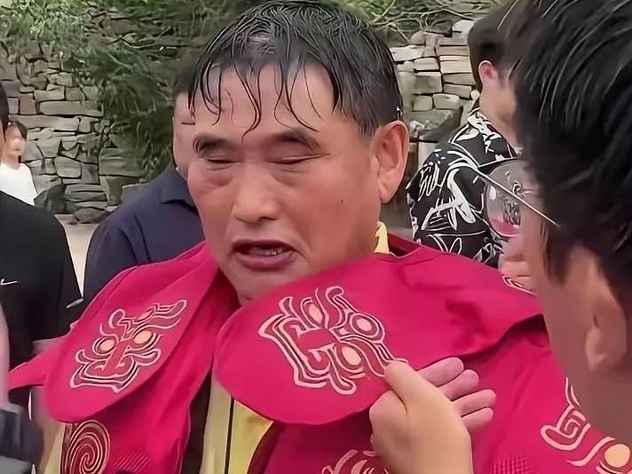 35度高温，57岁，20斤戏服，10年没涨过价的出场费。朱之文在台上晃了一下