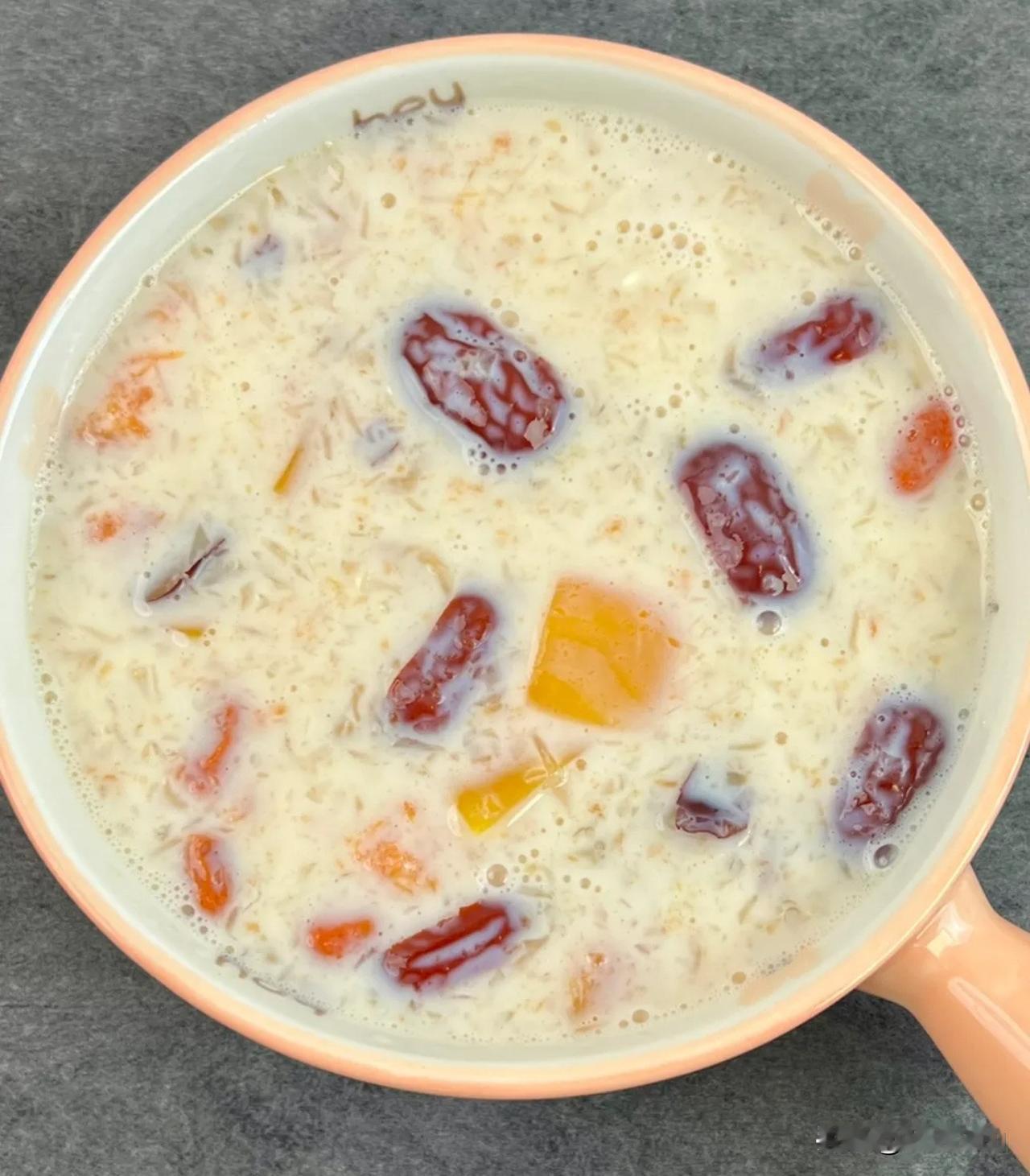 今天早上醒来，胃里又是一阵熟悉的闷胀感。自从工作压力大、饮食不规律后，胃就变得格