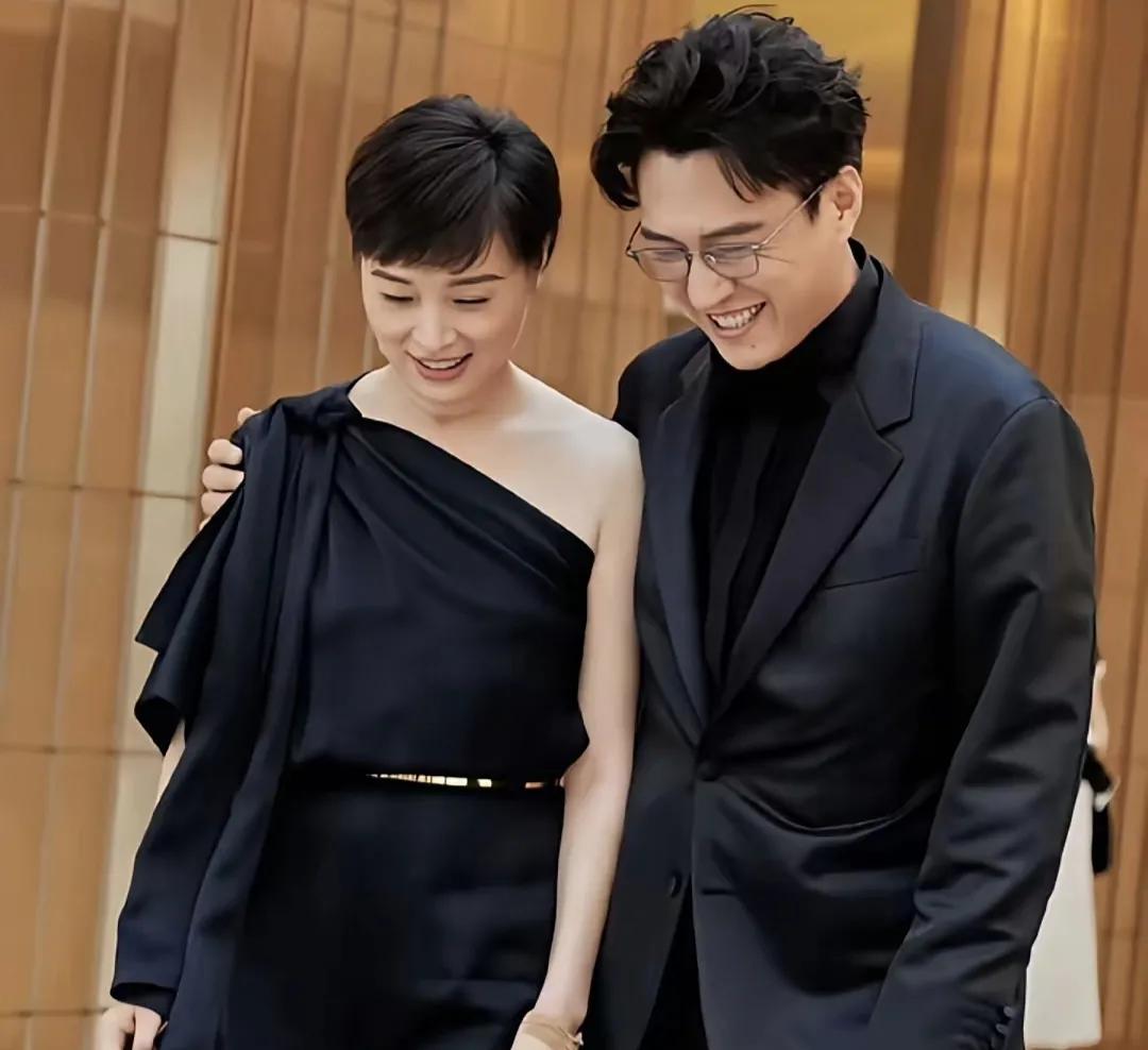 与郭京飞挽手同行、和段奕宏低头耳语，吴越是最干净清爽的女演员白玉兰红毯上有个小