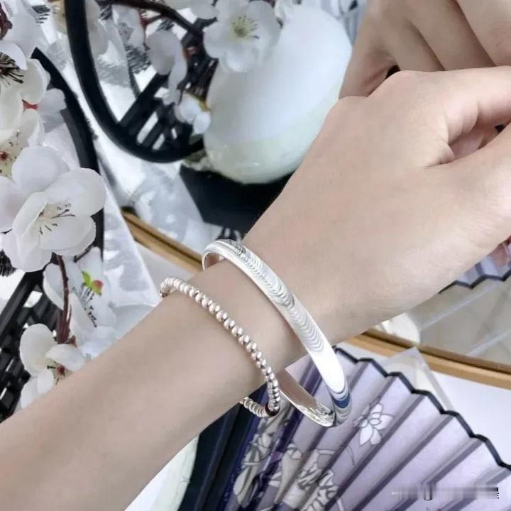 红杏出墙的女人太厉害，她的本事大到你无法想象，在家里哄骗着自己老公，在外面