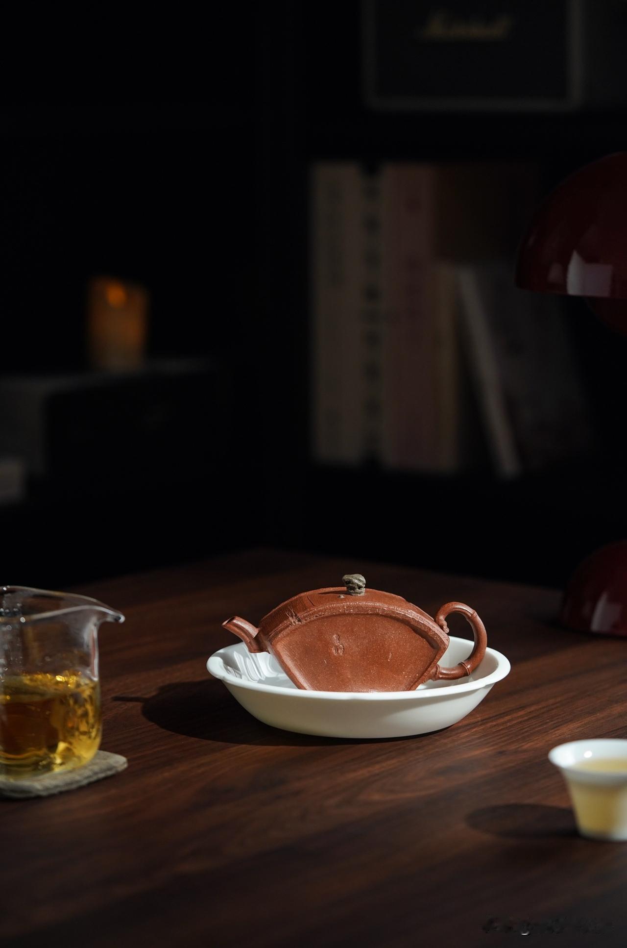 紫砂这趟水，先练眼，再练心我玩壶这些年，最怕听到一句话：“你帮我看看，这壶值多