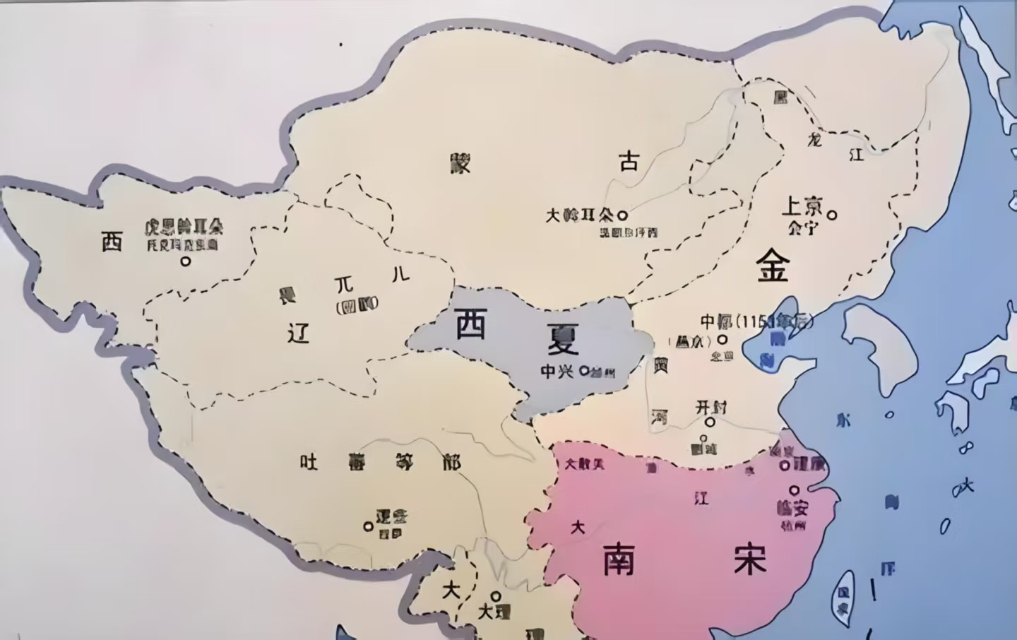 周围虎狼环伺，能生存下来已属不易，还坚持了一百多年，是值得敬佩的。