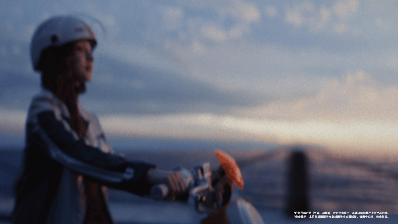 宋雨琦的小牛穿搭红发飞扬，皮衣飒爽，当宋雨琦跨上座驾，便化身城市风景中最灵动的