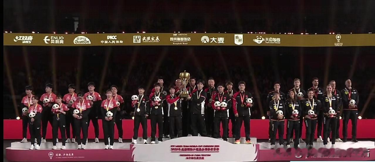 发没发现，颁奖的时候，铜牌的德国队特别的高兴，每个人的脸上都洋溢着笑容。银牌的日