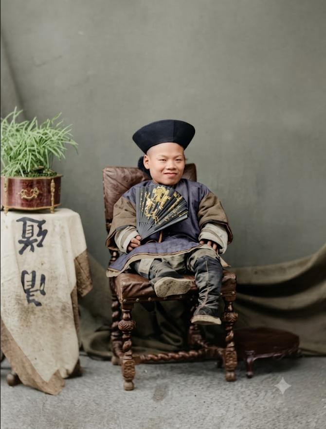 19世纪70年代，照片中的人是清末知名的旅美侏儒艺人车玛（CheMah，也译作