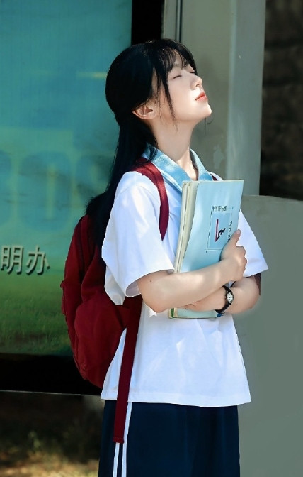 包上恩新剧校服造型，好清纯啊！