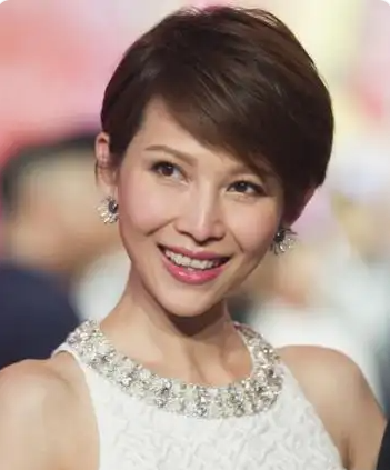 一次访谈主持人问蔡少芬：“为什么你在香港住的地方非常不好，房子才80多平？”蔡少芬很知足地回答：“在