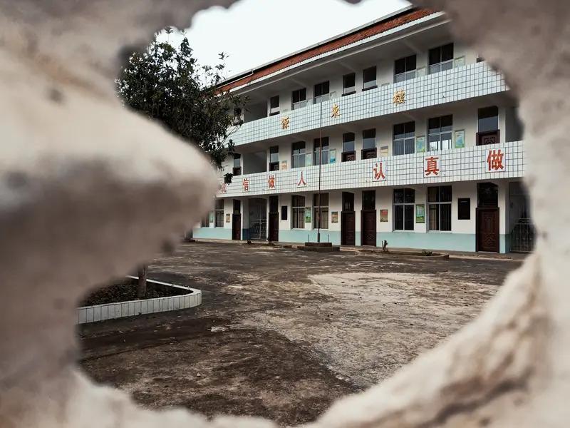 校长自掏十万元，谁来为基层教育兜底？昨天和几位教育同行吃饭，聊起一位老朋友。