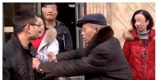 “在金钱面前，亲情算个啥？”北京，男子看父亲快不行了，趁父亲还有口气，赶紧和他一