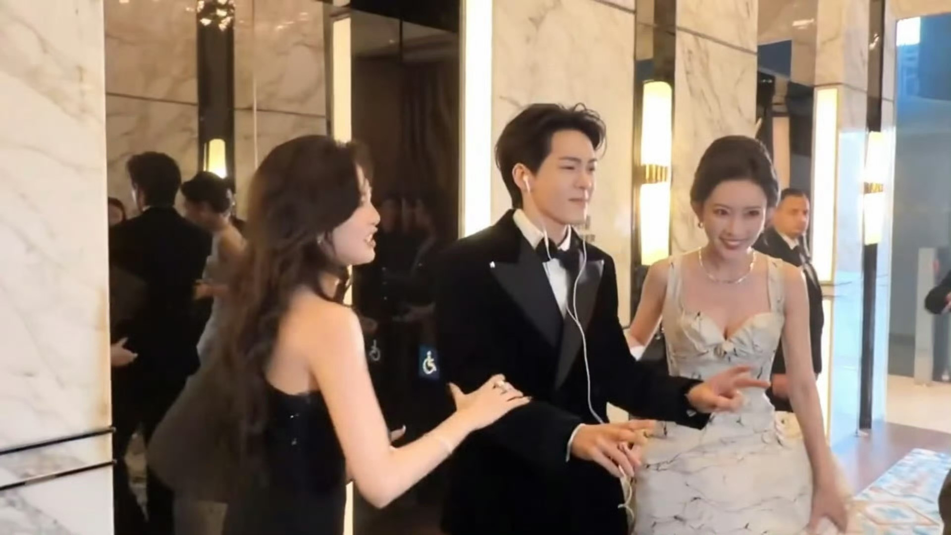 曾舜晞被白鹿孟子义拉过去拍照，曾舜晞一边说着“我不要我不要”一边被白鹿孟子义强行