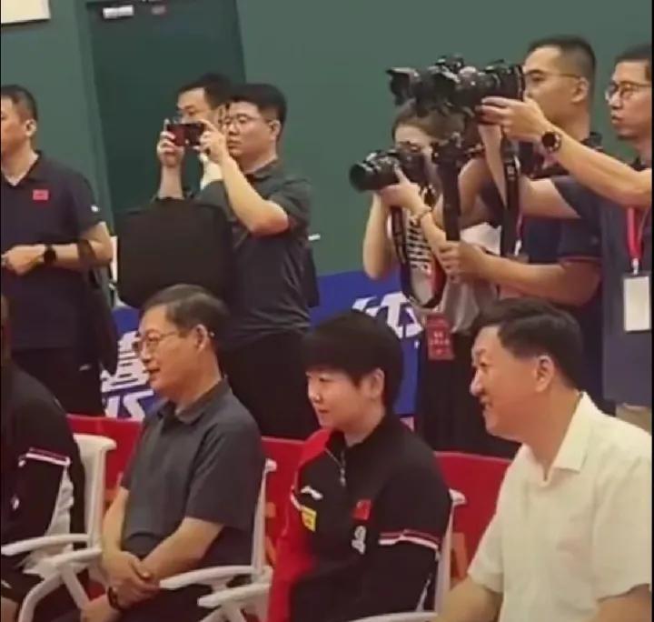 领导：莎莎，过来这边坐！失踪了几天的人参果终于重现江湖了！莎莎、大头和曼昱被