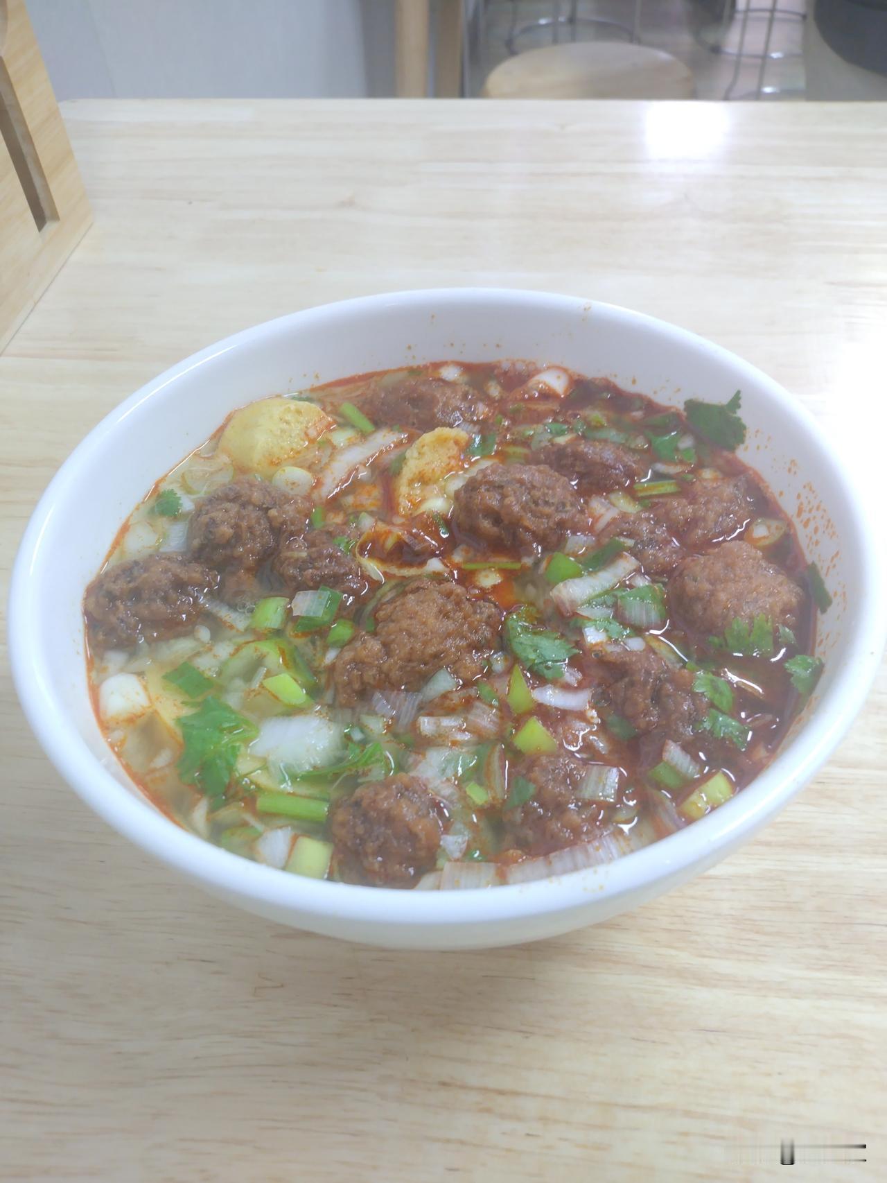 1. 生理本能：身体缺能量、特定营养素（比如想吃甜是缺碳水），大脑会发信号催吃，