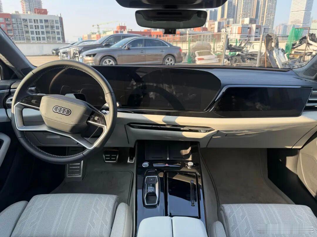 全新一代奥迪A6L现身街头，外观非常不错，内饰吧～～～交给大家来评价！关键信息：