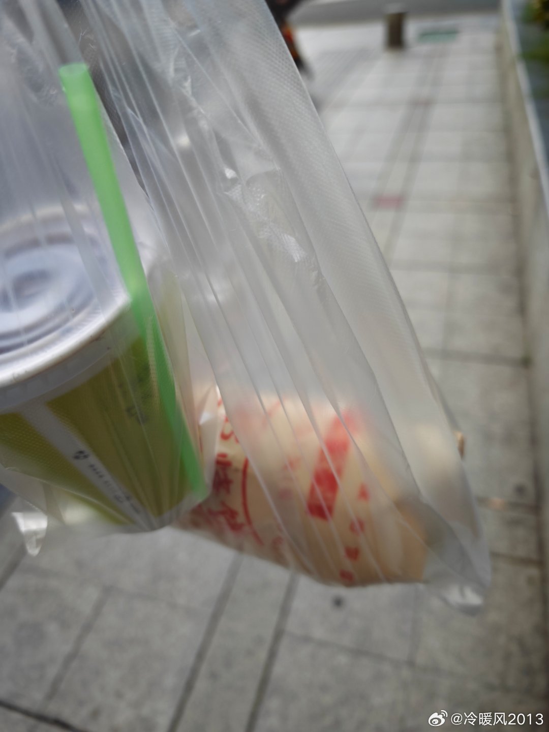 8.26周三[吐舌头眯眼睛笑]早上买武大郎烧饼等候中，来了位美团闪购小哥，一旁一男子问了句：“再跑几