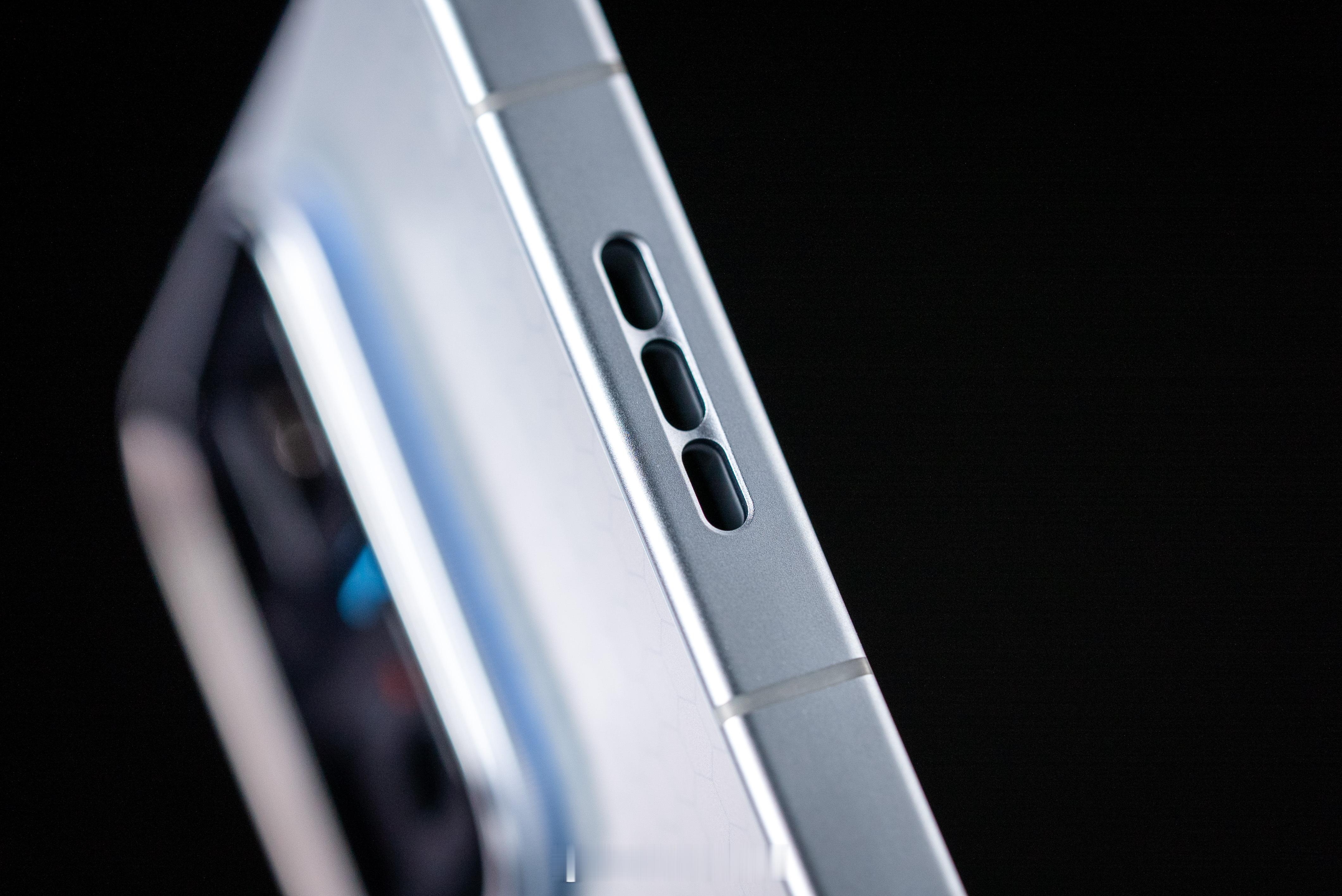 WHYLAB图赏刚拿到iQOO15Ultra真机，配色是2049银，