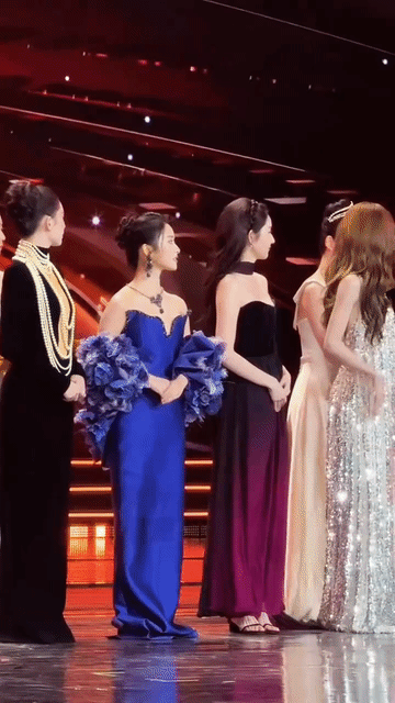 沈月在林允，王玉雯和张予曦这三个大高个美女中间还是显得有点不自信，她的表情不够自