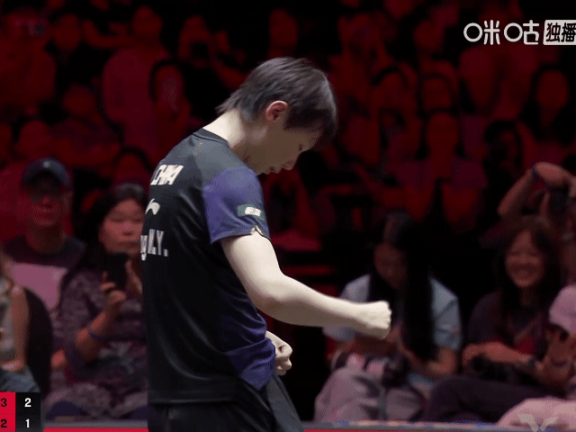 太搞笑了，紧张胶着的2026WTT新加坡大满贯女单决赛第六局比赛中，有个好笑的