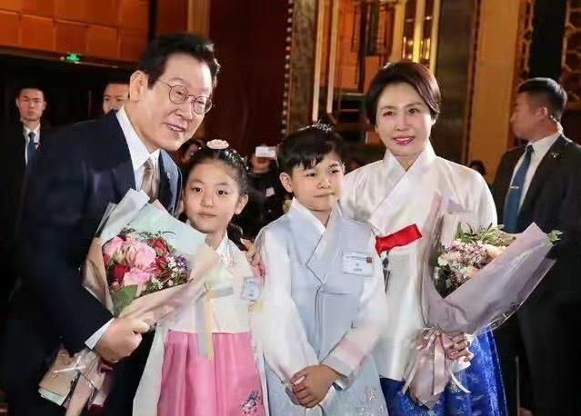 李在明带着夫人金景惠参加韩侨晚宴，她穿了一身韩服，看起来特别亲和，很讨人喜欢。跟